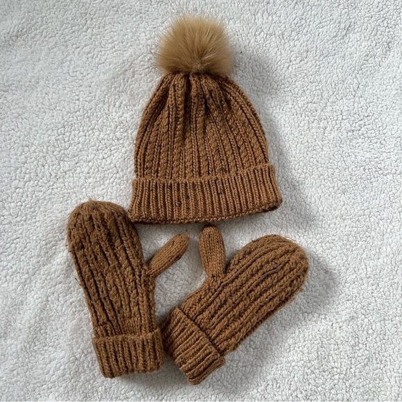 Cable-Knit  pompom hat and mittens - Picture 1 of 5
